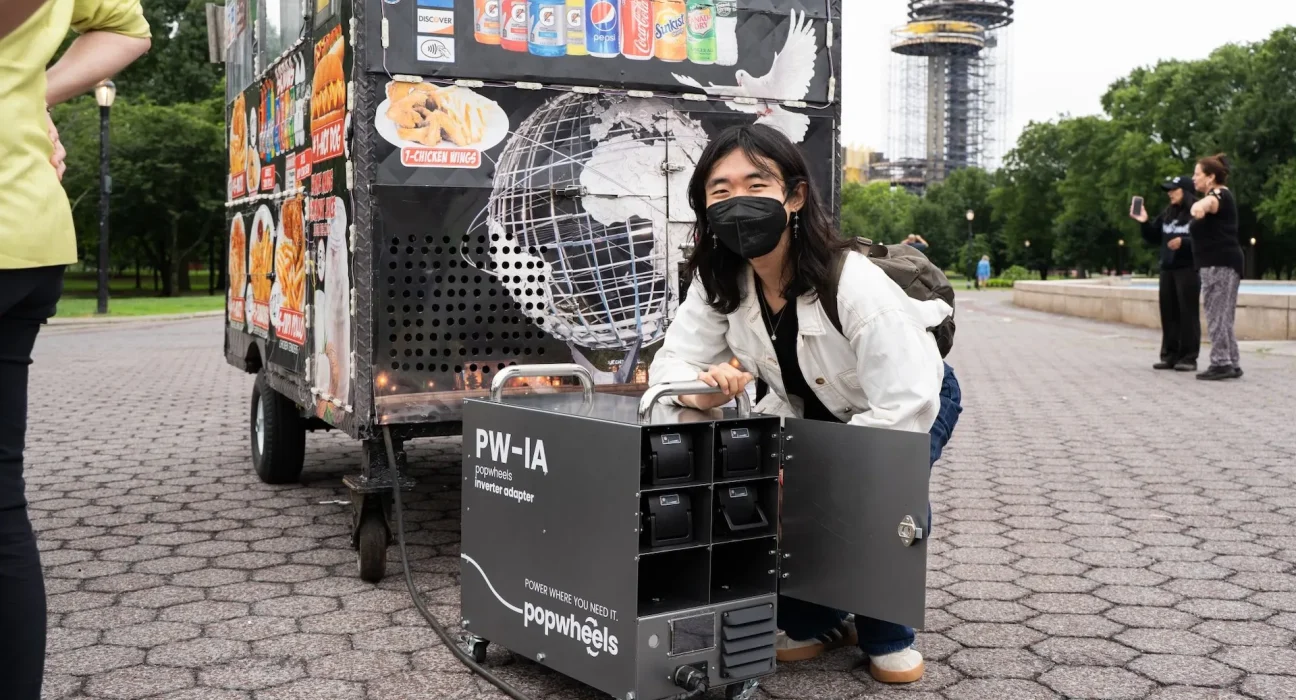 New York remplace les générateurs bruyants des stands de nourriture par des batteries lors d'un projet pilote de six mois.