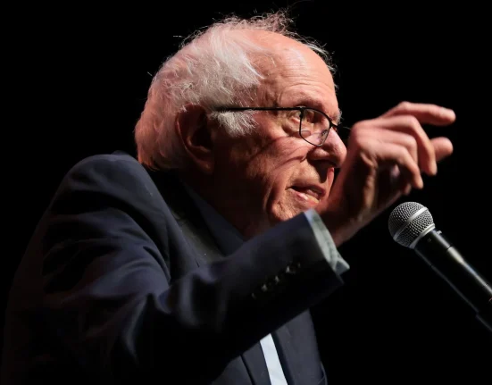 Près de 7 Américains sur 10 soutiennent l'initiative de Bernie Sanders pour une participation publique dans les géants de l'IA.