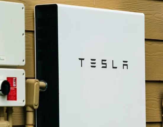 Propriétaire californien espérait profiter des tarifs élevés grâce à sa Powerwall, mais découvre la raison de sa capacité de charge