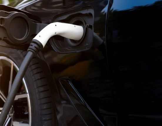 Quatre nouveaux chargeurs rapides pour véhicules électriques dans la région de Grand Traverse du Michigan, offrant des arrêts de 30 à 45 minutes.