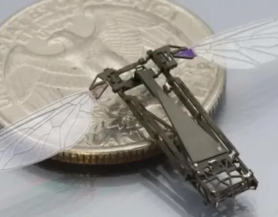 Rencontrez le Plus Petit Robot du Monde : de la Taille d'une Mouches et Capable de Voler.