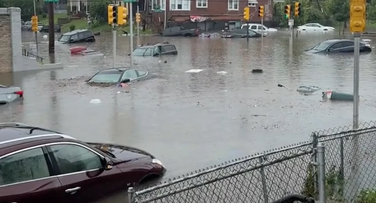 Rues de West Philadelphia transformées en rivières lors d'une forte pluie