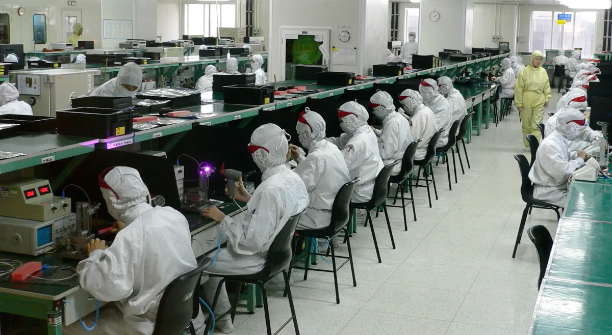Samsung adopte des "usines intelligentes" pour remplacer le travail humain par des robots de haute précision.