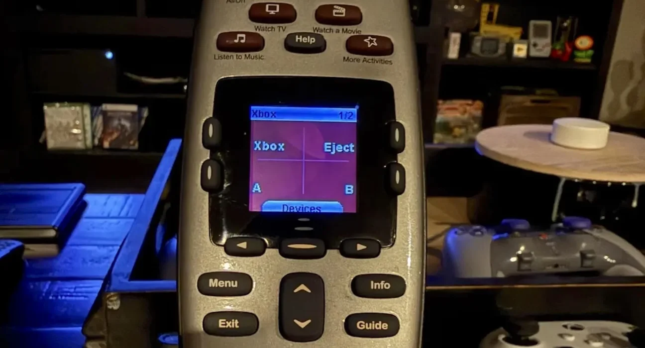 Seize ans après : une télécommande Harmony déclassée continue de régner sur un home cinéma moderne
