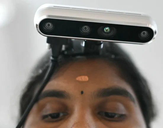 Surveillance des Travailleurs : Vers une Remplacement Robotique dans les Usines