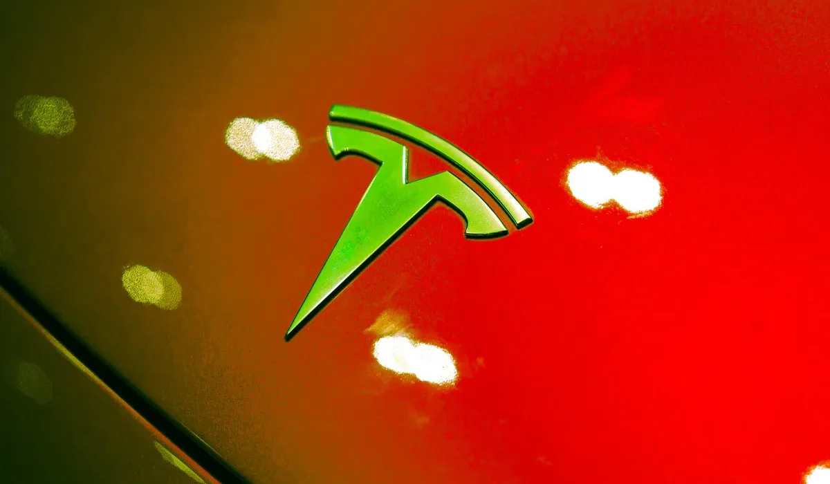 Tesla Percute un Café Bondé, Faisant Une Victime.