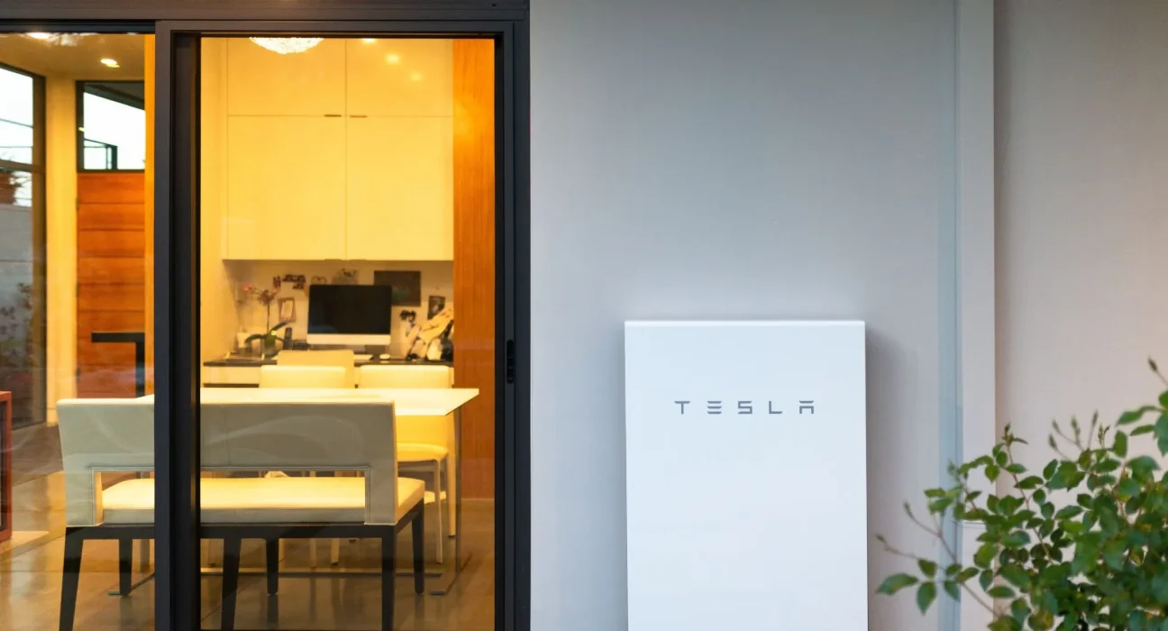 Tesla rappelle un Powerwall, décharge les deux batteries pendant des mois avant d'annoncer leur remplacement.