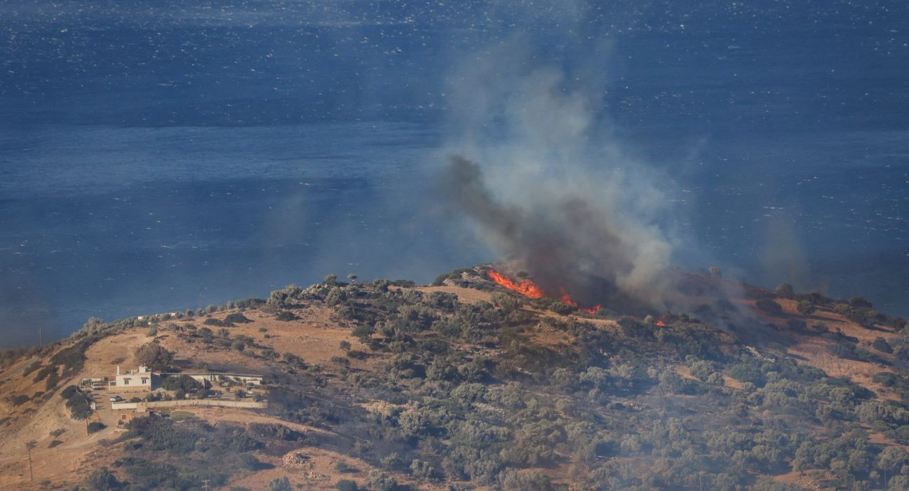 Trois pompiers périssent en Grèce face à des incendies accentués par des vagues de chaleur et des vents violents