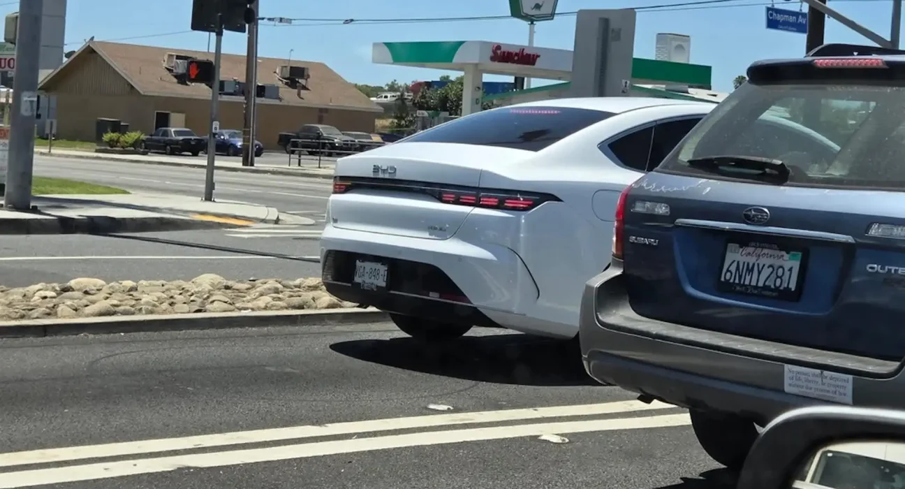 Un BYD aperçu dans le trafic californien suscite des interrogations sur sa présence sur les routes américaines.