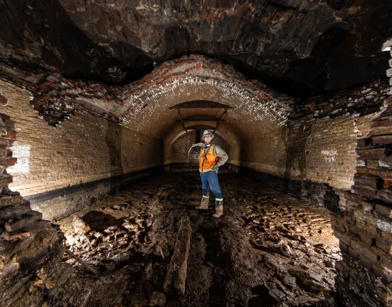 Un Mystère Souterrain : Les Ingénieurs Déconcertés par la Piste des Pluies.