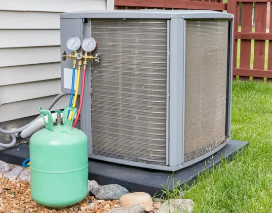 Un apprenti HVAC révèle que le véritable impact climatique des climatiseurs provient des réfrigérants relâchés par les techniciens.