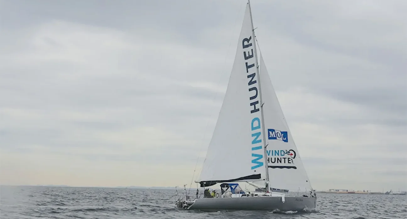 Un yacht japonais futuriste transforme l'eau de mer en hydrogène pendant sa navigation et le livre sur terre.