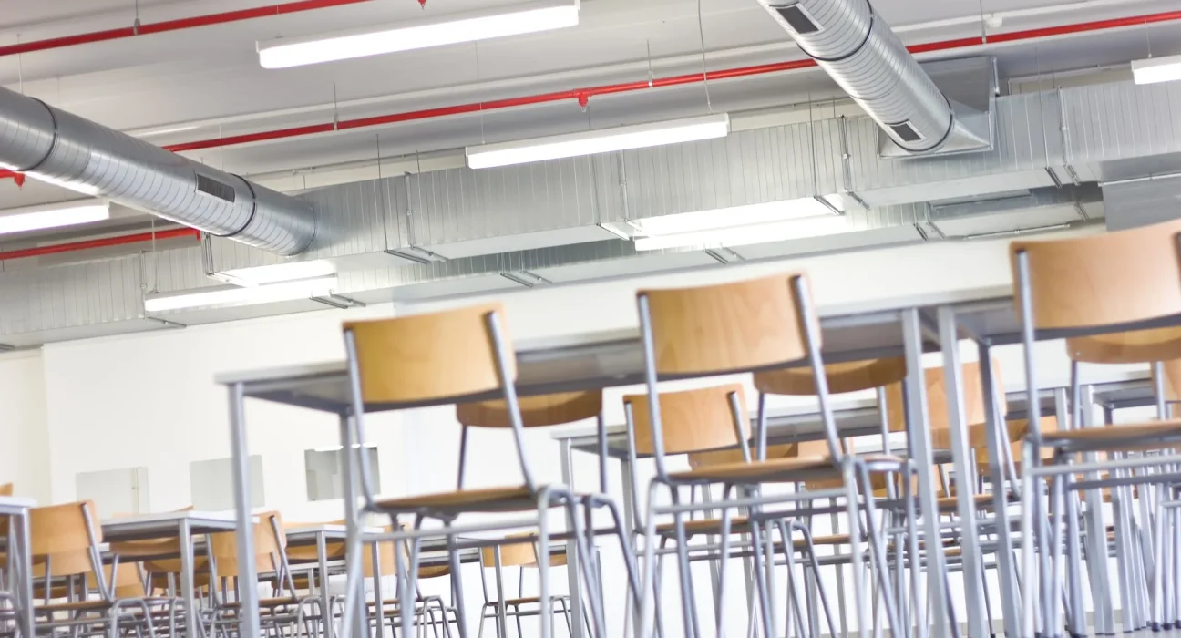 Une étude de l'Oregon révèle que la ventilation scolaire réduit presque de moitié la fumée des incendies de forêt à l'intérieur.
