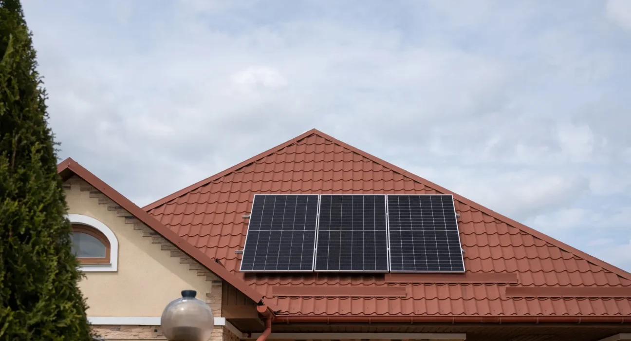 Une journée nuageuse produit tout de même 62 kWh grâce à un parc solaire, et les propriétaires en connaissent la raison.