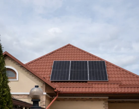 Une journée nuageuse produit tout de même 62 kWh grâce à un parc solaire, et les propriétaires en connaissent la raison.