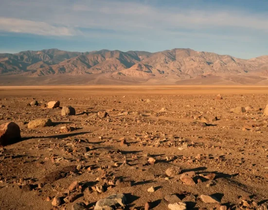 Une roche du Sahara sur Mars : indice d'une croûte granitique et d'un assèchement précoce