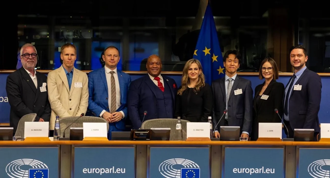 Une secte prédit la fin de l'humanité en 2036 et co-organise un événement sur les nanoplastiques au Parlement européen, diffusant de la désinformation.