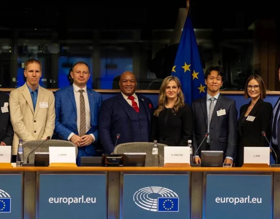 Une secte prédit la fin de l'humanité en 2036 et co-organise un événement sur les nanoplastiques au Parlement européen, diffusant de la désinformation.