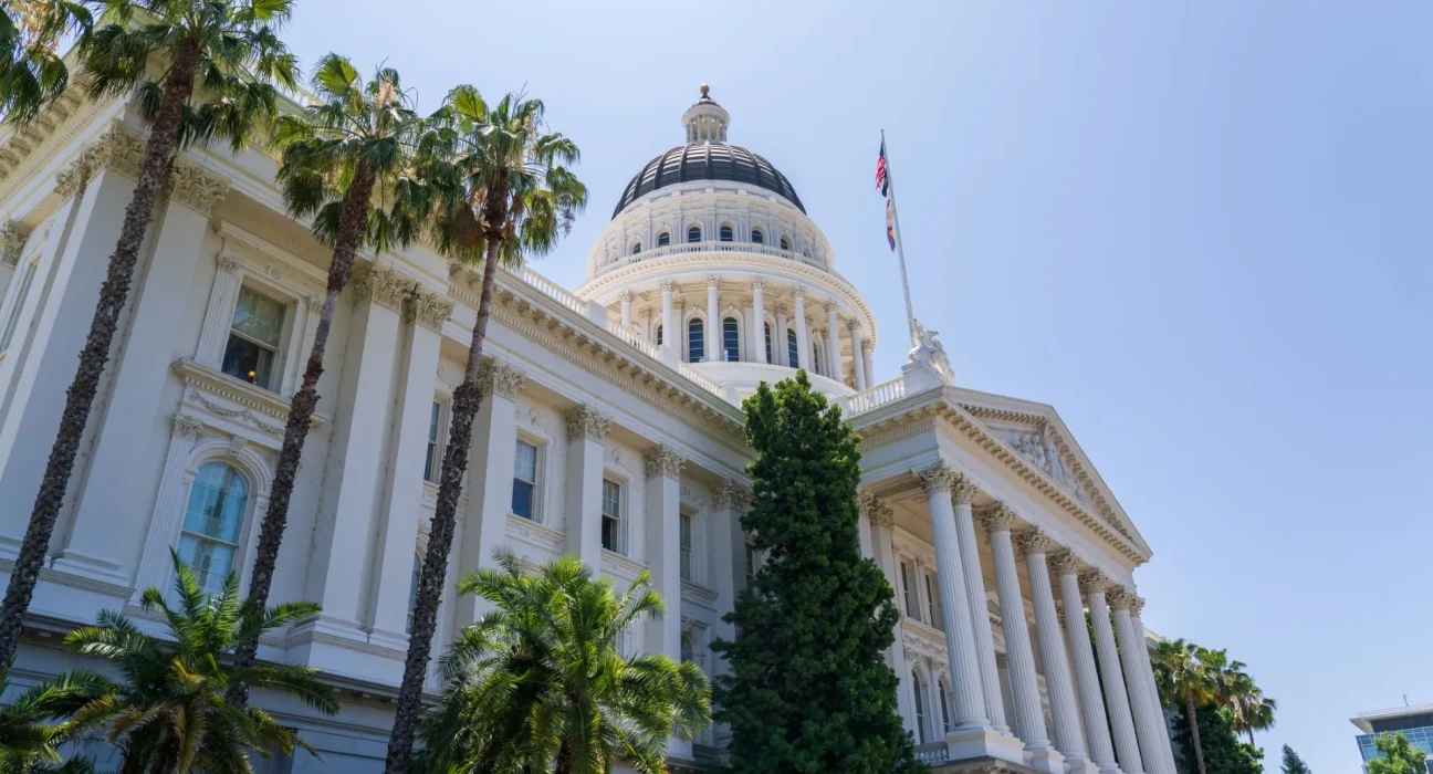 Une ville californienne décide d'interdire les nouveaux centres de données, jugeant que 'quelques emplois' ne suffisent pas.