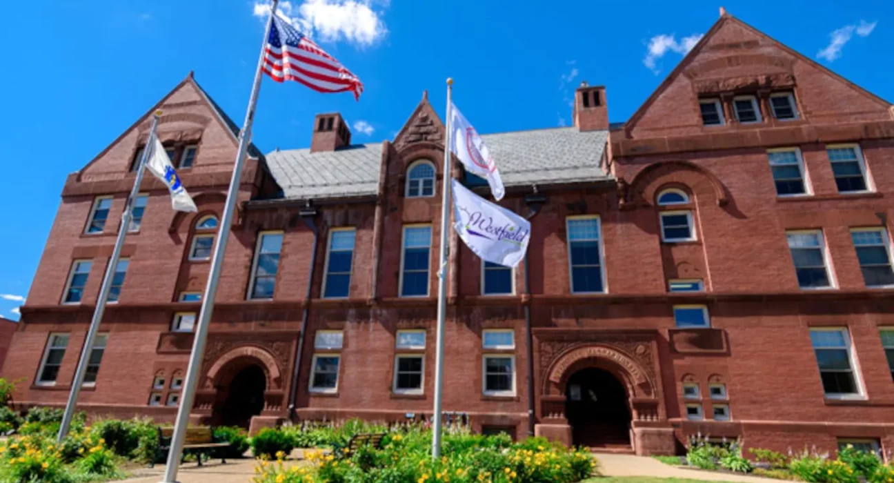 Une ville du Massachusetts soutient un centre de données à 4 milliards de dollars, puis adopte à l'unanimité un moratoire.
