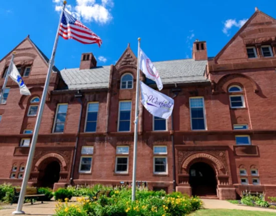 Une ville du Massachusetts soutient un centre de données à 4 milliards de dollars, puis adopte à l'unanimité un moratoire.