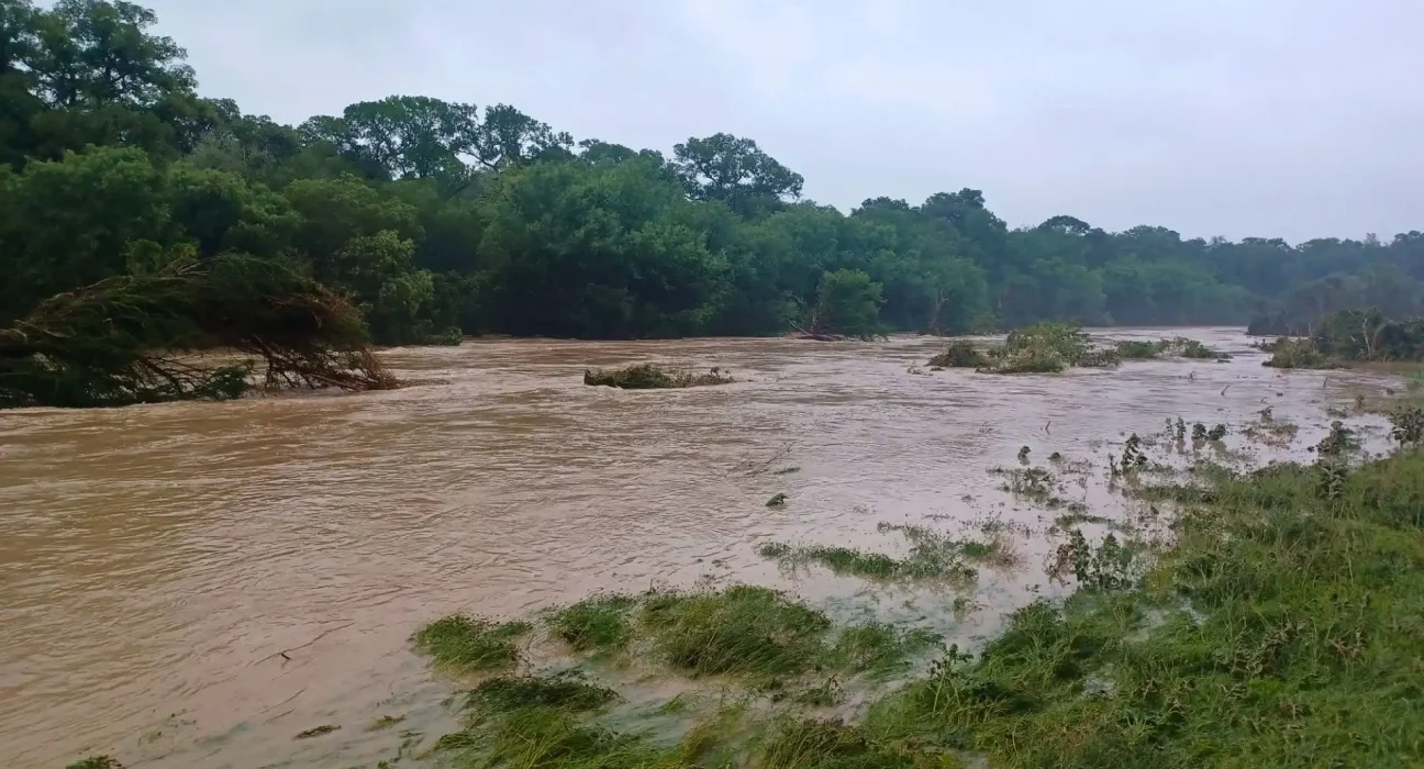 Urgence de crue au Texas Hill Country : 16 pouces de pluie et des dizaines de sauvetages.