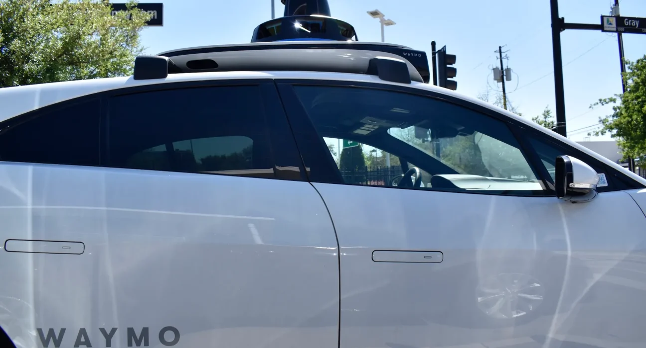 « Waymo : Des robotaxis bloqués pendant des heures après un feu d'artifice du 4 juillet chaotique »