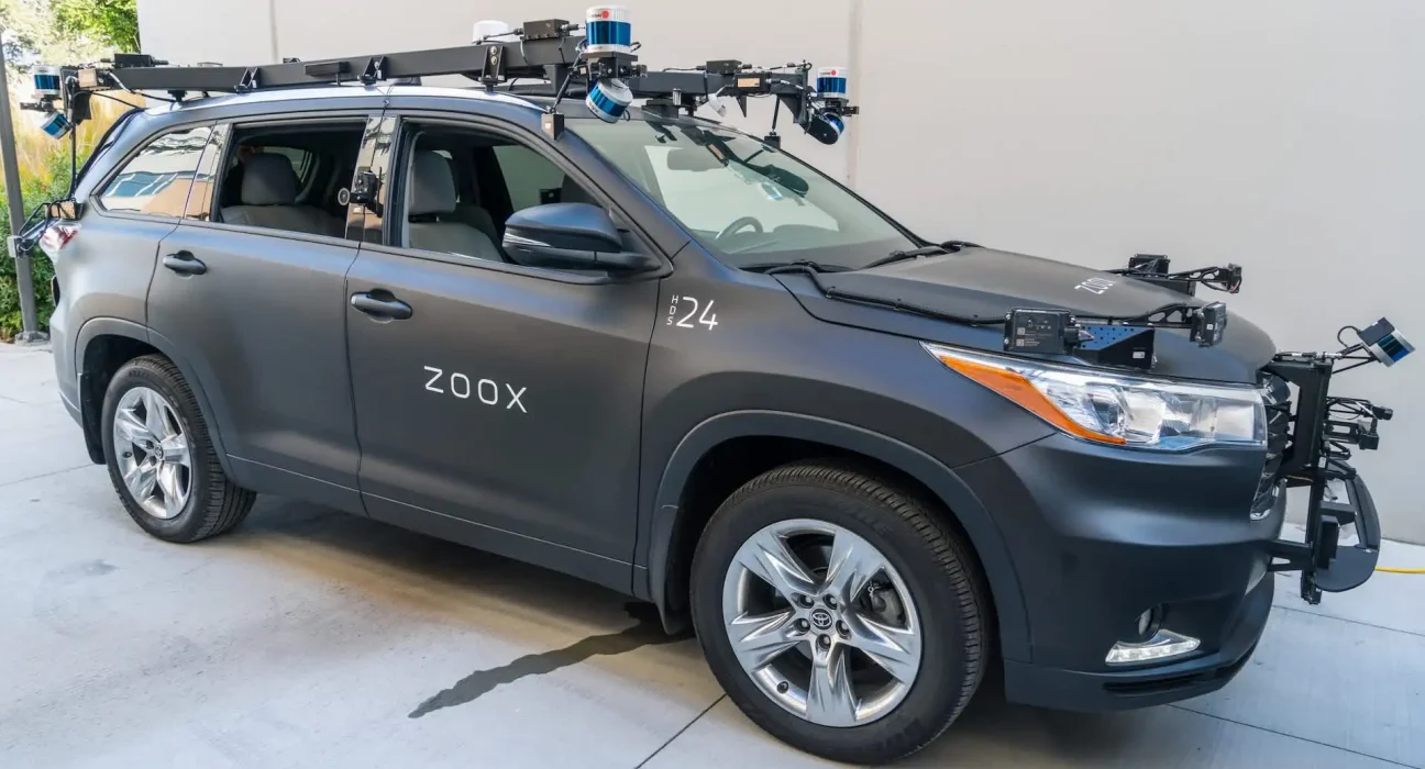 Zoox rappelle tous ses 105 robotaxis après qu'un d'eux pénètre une zone enfumée lors d'un incendie.