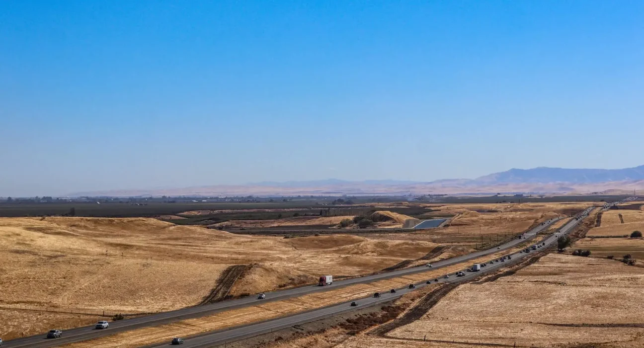 25 Miles de Lignes Électriques Enterrées sur l'I-5 de Californie pour Réduire le Risque d'Incendie de 98%