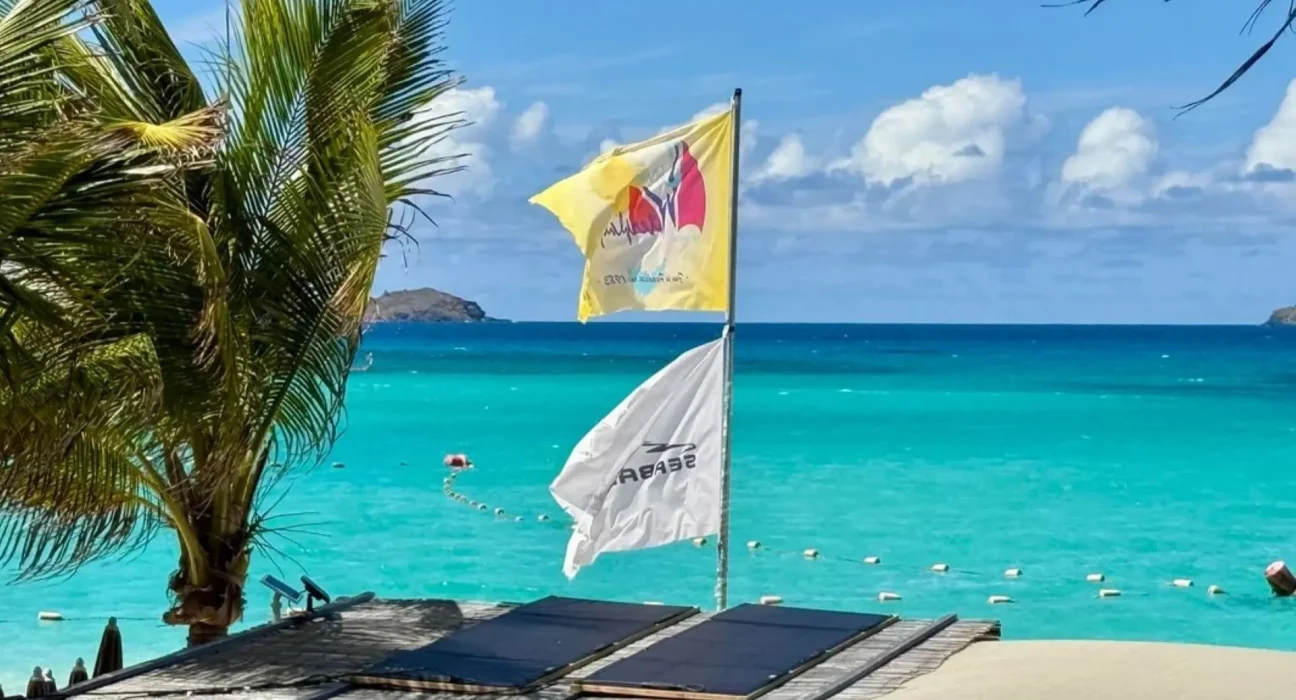 À Saint Barthélemy, un cabanon solaire alimente les sports nautiques et un tableau de bord météo en direct.
