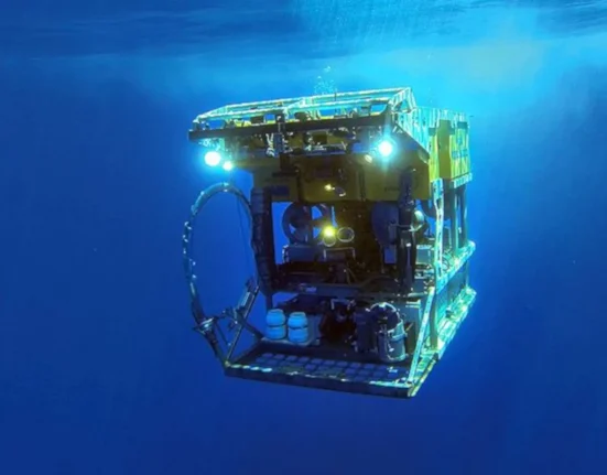 Au large de la Papouasie-Nouvelle-Guinée, un robot découvre un geyser chaud près d'une source de gaz tempérée.