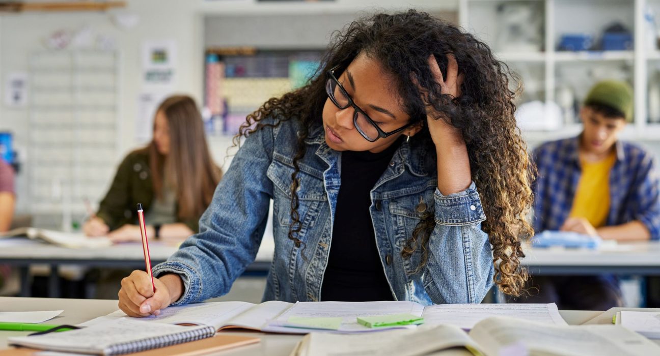 Aux États-Unis, 34 % des étudiants choisissent leurs diplômes pour échapper aux pertes d'emplois dues à l'IA.