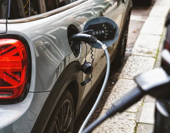 Aux États-Unis, remplacer une voiture à essence de 2 ans par un véhicule électrique réduit les émissions de moitié.