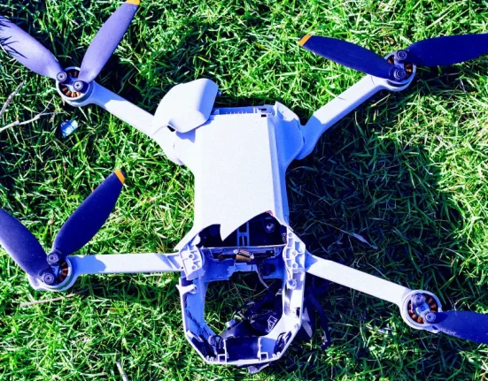 Bénévoles à la recherche d'un chien perdu déconcertés par le sabotage d'un drone thermique par des habitants.