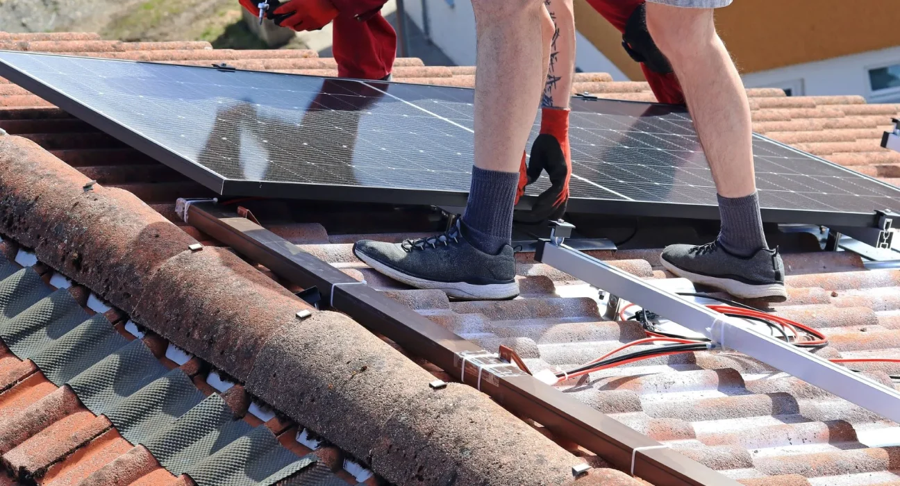 Bills en hausse : Les propriétaires se tournent vers le solaire, malgré des toits ombragés