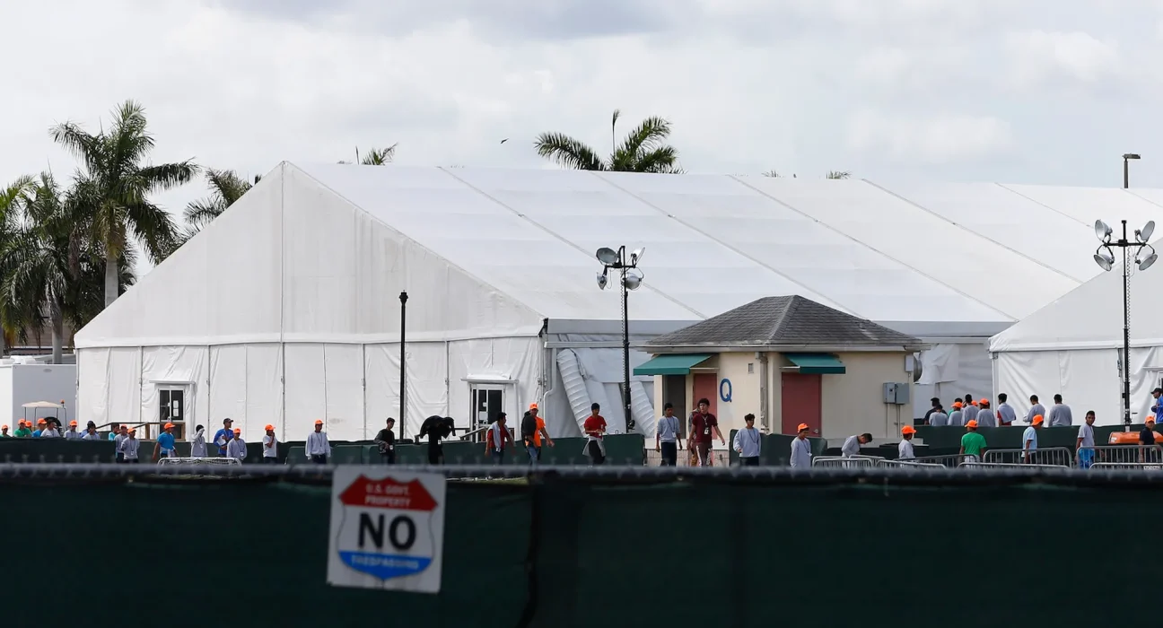 Centre de détention en Floride : enfants migrants confrontés à l'arsenic, au plomb et au bruit des F-16.