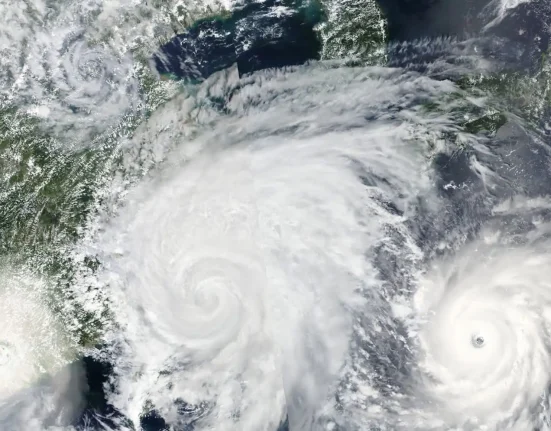 Centre national des ouragans surveille trois foyers tropicaux dans l'Atlantique.