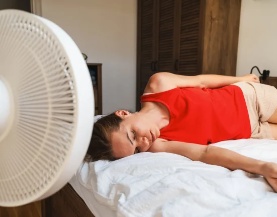 Chaleur Extrême : Les Foyers Américains Asphyxiés par les Factures d'Énergie, le Manque de Sommeil et l'Annulation de Voyages