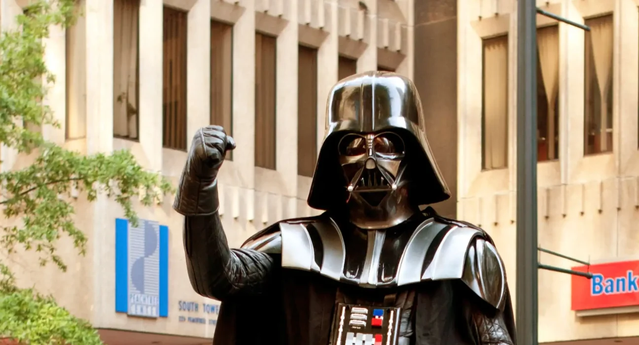 Darth Vader perturbe l'audience de San Diego et défend de manière surprenante les caméras Flock dans une parodie acerbe.