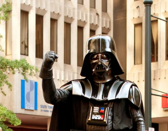 Darth Vader perturbe l'audience de San Diego et défend de manière surprenante les caméras Flock dans une parodie acerbe.