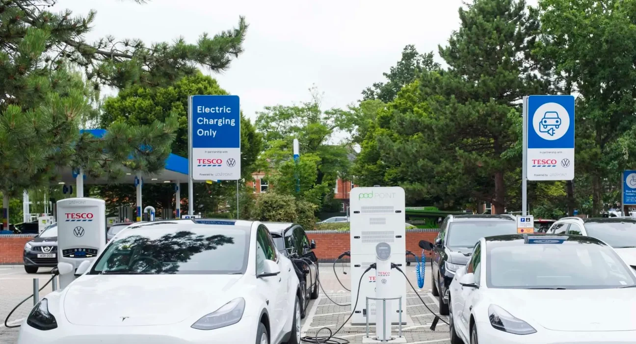 Débat sur les chargeurs lents dans les supermarchés : L'importance d'une recharge rapide