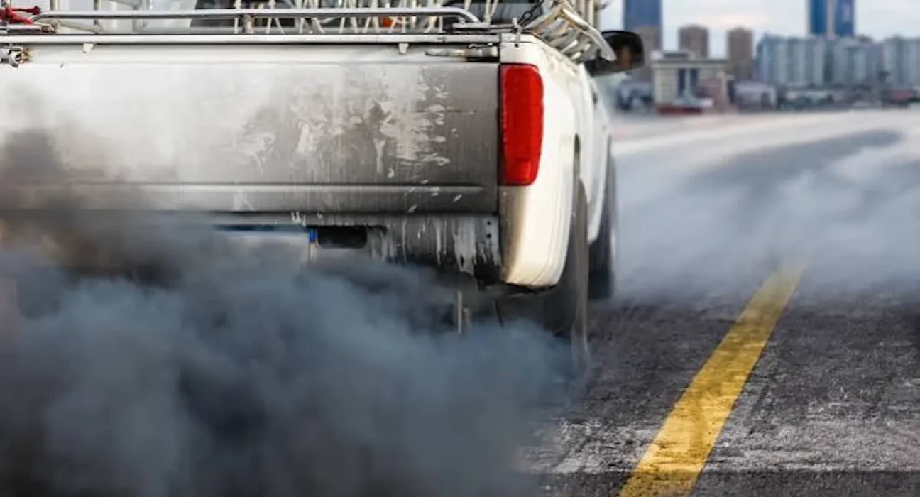 Des Tuyaux d'Échappement Déversent des Kilos de Boue, Relancent le Débat sur les Véhicules Électriques