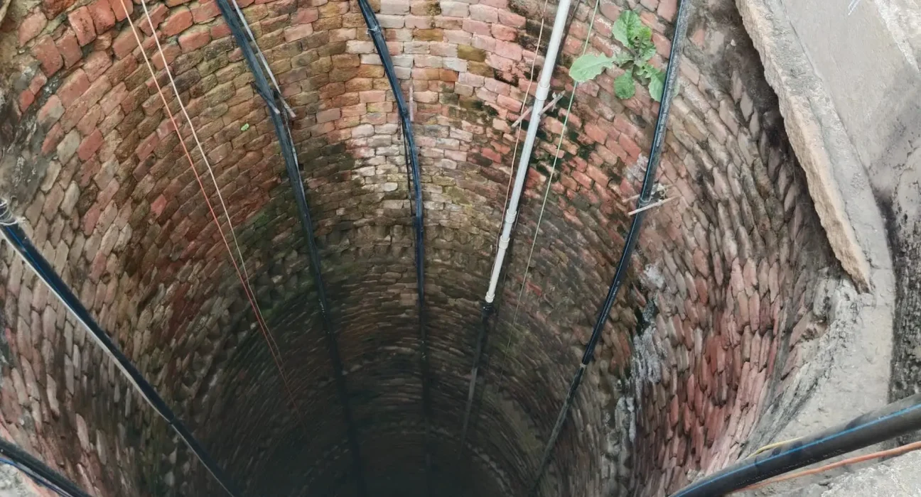 Des centres de données IA émergent en Inde dans des zones en pénurie d'eau, alors que les habitants forent jusqu'à 300 mètres pour trouver de l'eau.