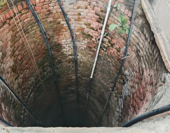 Des centres de données IA émergent en Inde dans des zones en pénurie d'eau, alors que les habitants forent jusqu'à 300 mètres pour trouver de l'eau.
