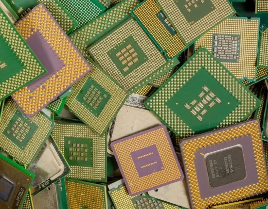 Des chercheurs révèlent une méthode innovante pour extraire l'or des anciens appareils électroniques grâce à l'électricité.