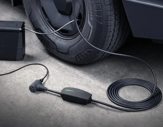 Des conducteurs de Tesla Model Y 2026 confrontés à une réparation de 1 750 $ pour un nouvel adaptateur de prise.