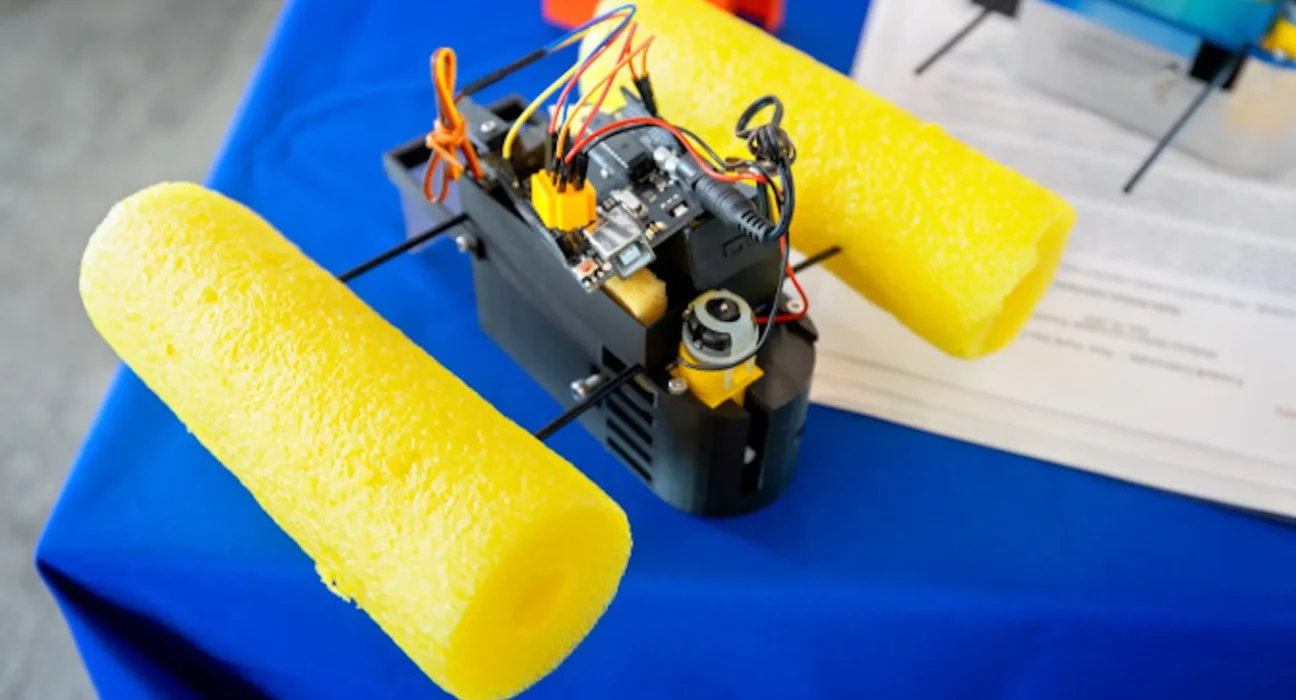 Des enseignants de New York conçoivent un robot inspiré des escargots pour piéger les microplastiques dans l'eau.