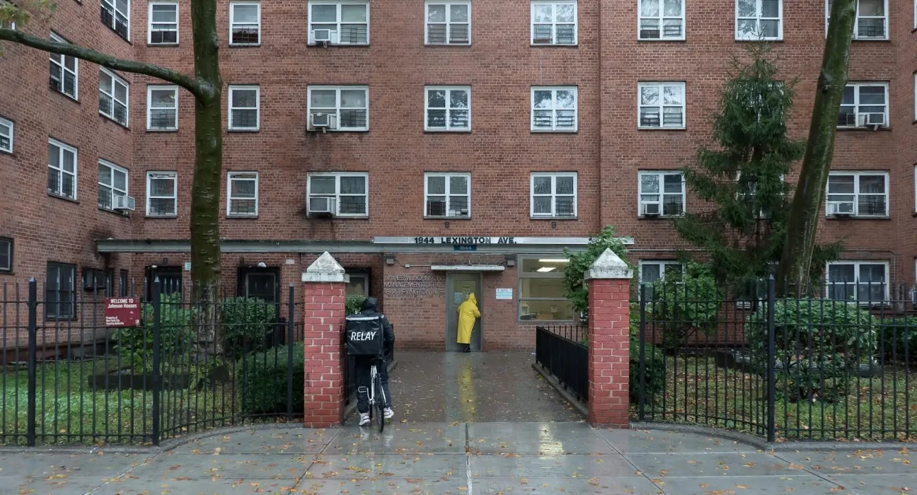 Des locataires de logements publics à New York poursuivent, dénonçant l'accès aux caméras de la NYPD via un plan Internet gratuit