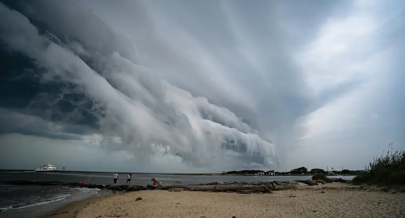 Des nuages en forme de cascade glacée menacent la plage de Higbee dans le New Jersey.