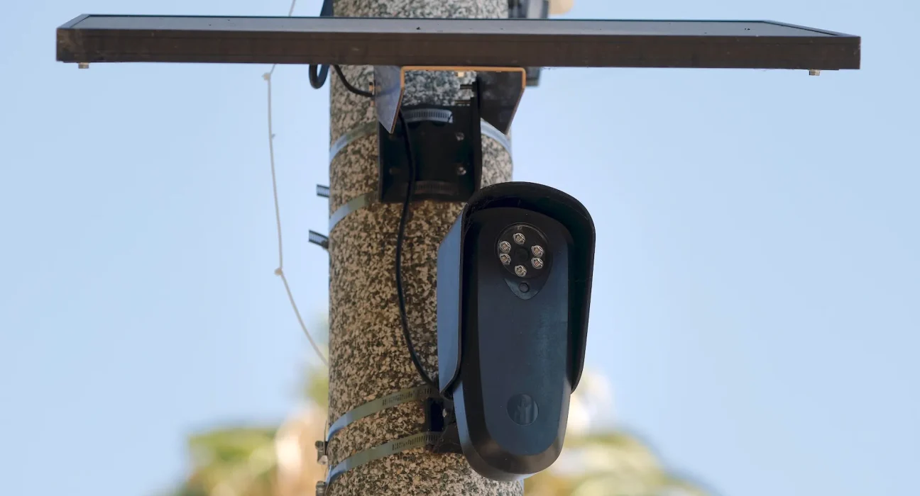 Des responsables californiens cherchent à retirer les caméras Flock des rues publiques après une approbation erronée des HOA.